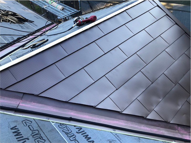 印西市の屋根カバー工法のガルバリウム鋼板の設置