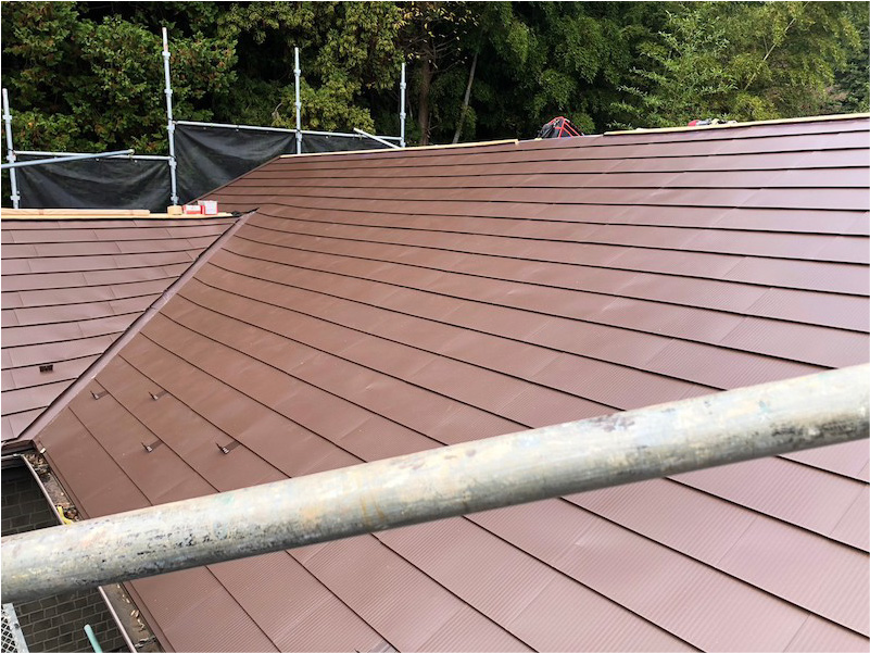 印西市の屋根カバー工法のガルバリウム鋼板の設置