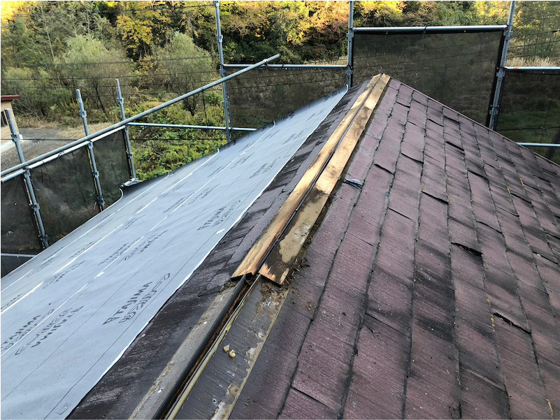 印西市の屋根カバー工法の防水シートの設置