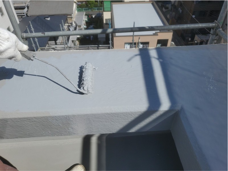 船橋市の屋上防水工事の立ち上がり部の塗装