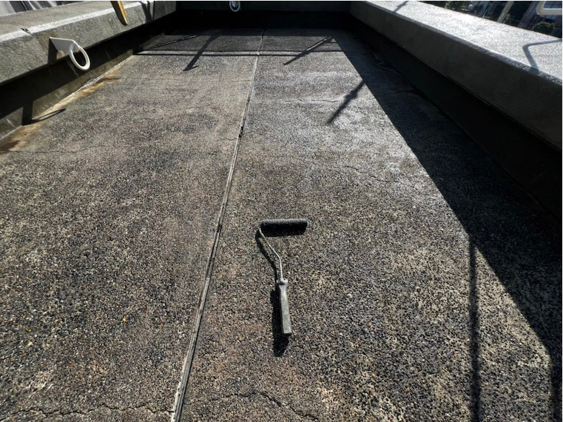 船橋市の屋上防水工事のプライマーの塗布