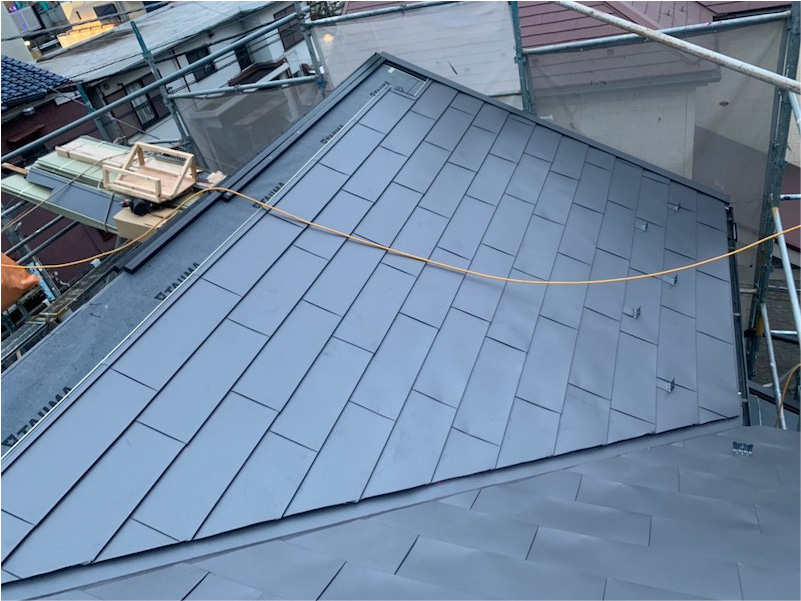 船橋市の屋根カバー工法のガルバリウム鋼板の設置
