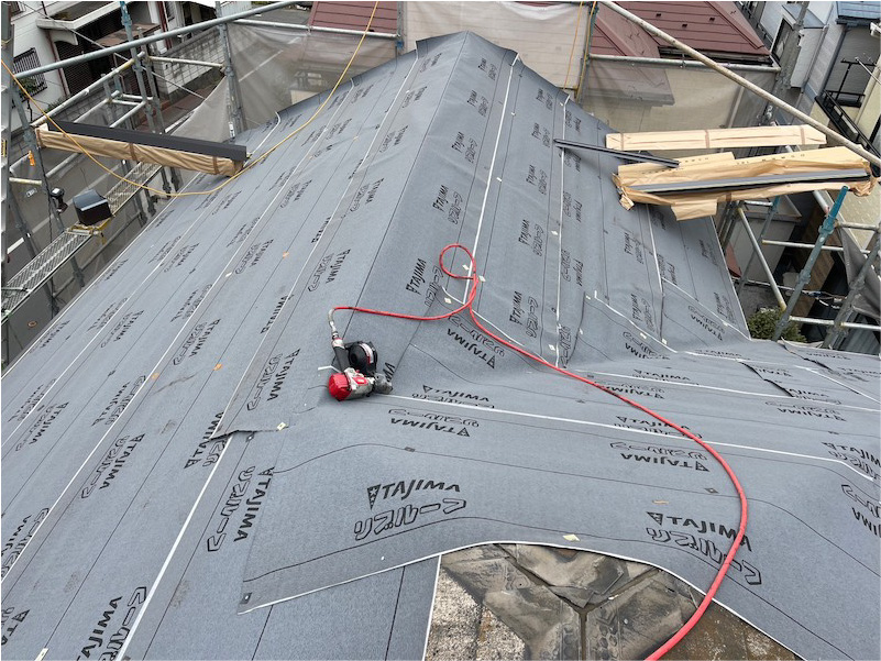 船橋市の屋根カバー工法の防水シートの設置