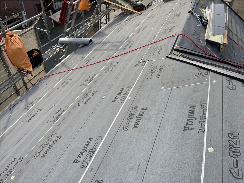 船橋市の屋根カバー工法の防水シートの設置