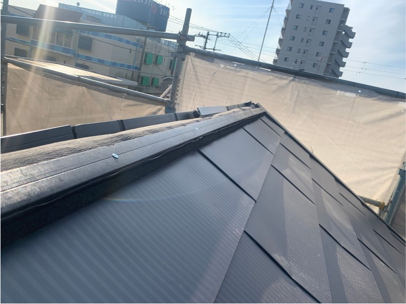 船橋市の屋根カバー工法のガルバリウム鋼板の設置