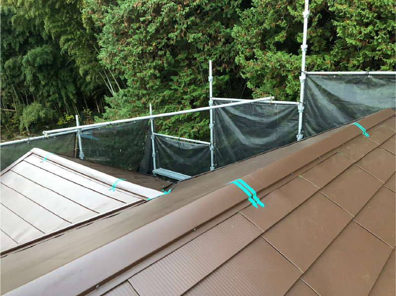 印西市の屋根カバー工法の棟板金の設置