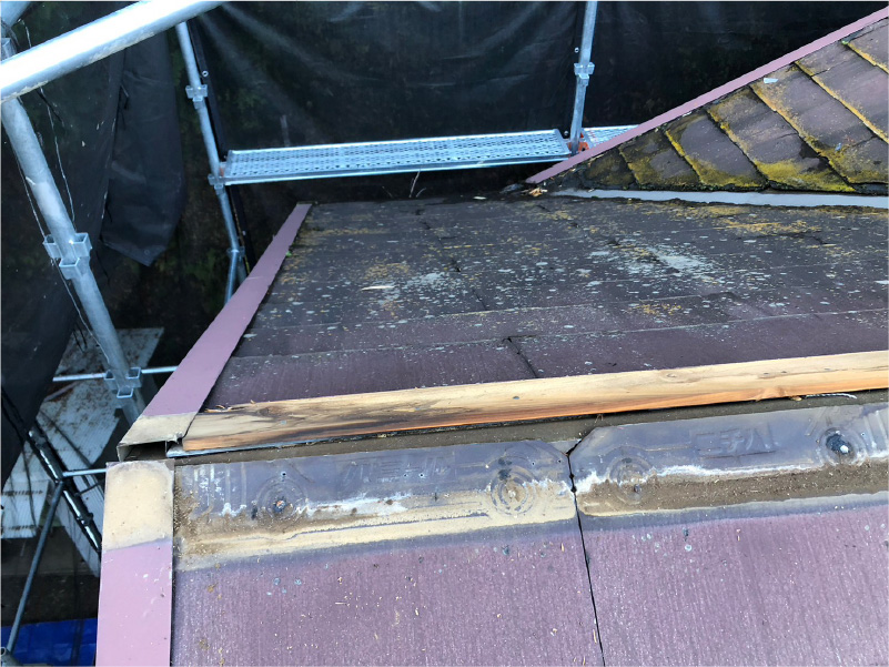 印西市の屋根カバー工法の棟板金の撤去