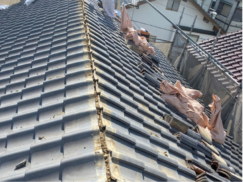 市川市の屋根の積み直し工事の既存の屋根材の撤去