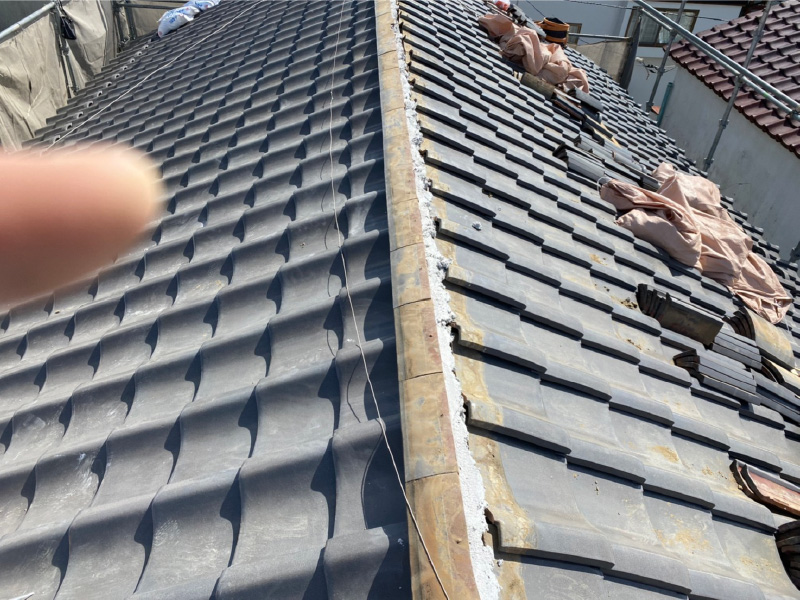 市川市の屋根の積み直し工事の既存の屋根材の撤去