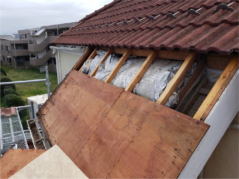 鎌ヶ谷市の屋根修理の施工中の様子