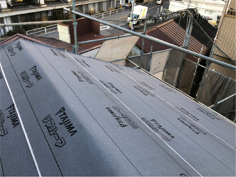 船橋市の屋根葺き替え工事の防水シートの設置