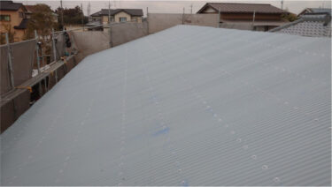 山武市の屋根リフォーム | 雨漏りがした工場の屋根をカバー工法でガルバリウム鋼板に重ね葺き