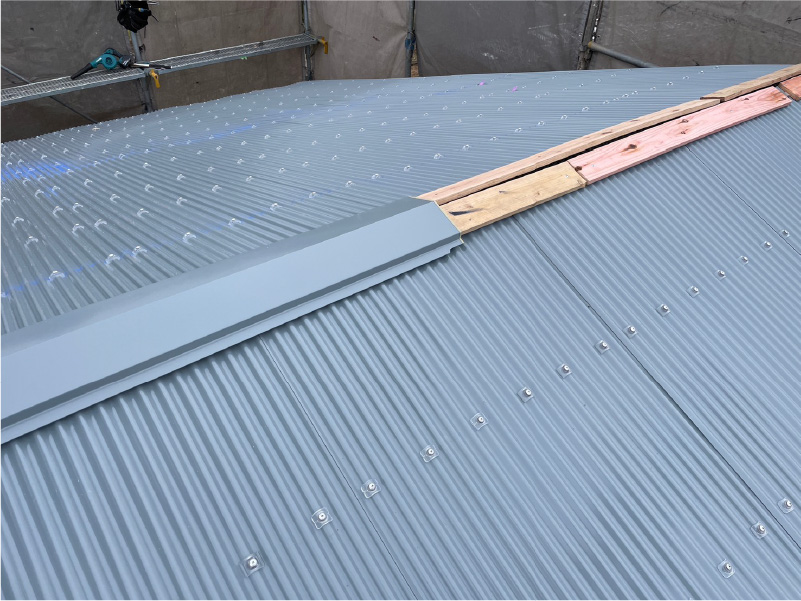 山武市の屋根カバー工法の棟板金の設置
