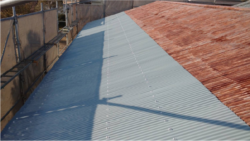 山武市の屋根カバー工法の屋根材の設置