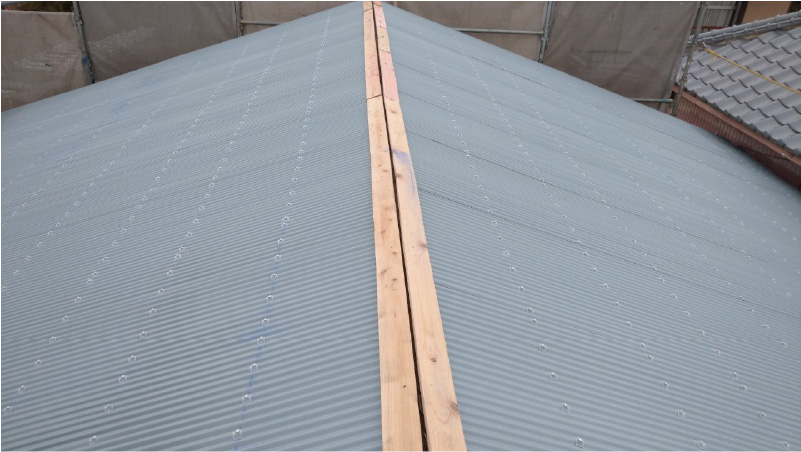 山武市の屋根カバー工法の棟下地の設置